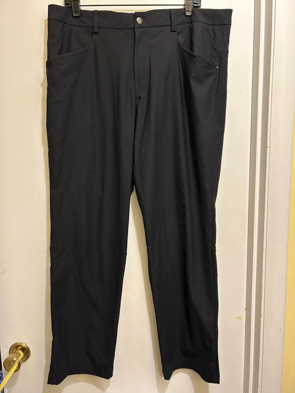 Lululemon Men's Like New Black Straight Leg Casual Stretch Pants, Size 40/31